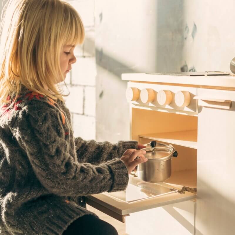 Moderne laste puidust mänguköök
