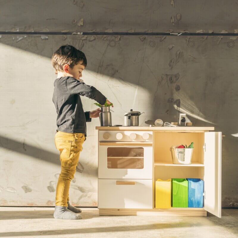 Moderne laste puidust mänguköök
